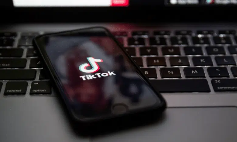 تيك توك TikTok تجلب مساعدها الذكي إلى Adobe Express